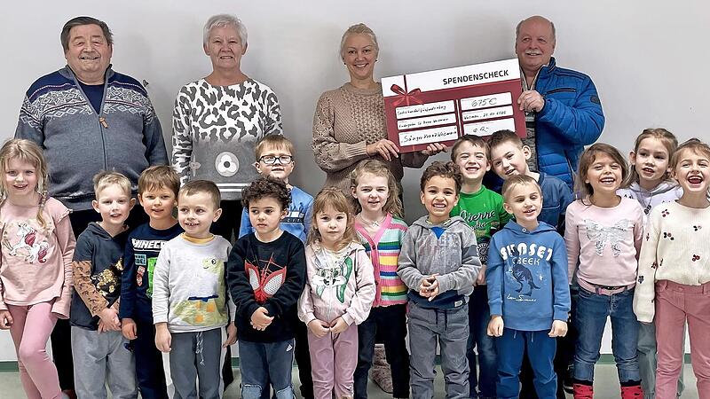 Die Erwachsenen Ferdinand Thum, Monika Ruckdeschel, Karin Vonbrunn und Wilfried G&uuml;lden (von links) regelten die Spenden&uuml;bergabe; die Kinder vom Kindergarten St. Anna freuten sich mit.