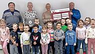 Die Erwachsenen Ferdinand Thum, Monika Ruckdeschel, Karin Vonbrunn und Wilfried G&uuml;lden (von links) regelten die Spenden&uuml;bergabe; die Kinder vom Kindergarten St. Anna freuten sich mit.