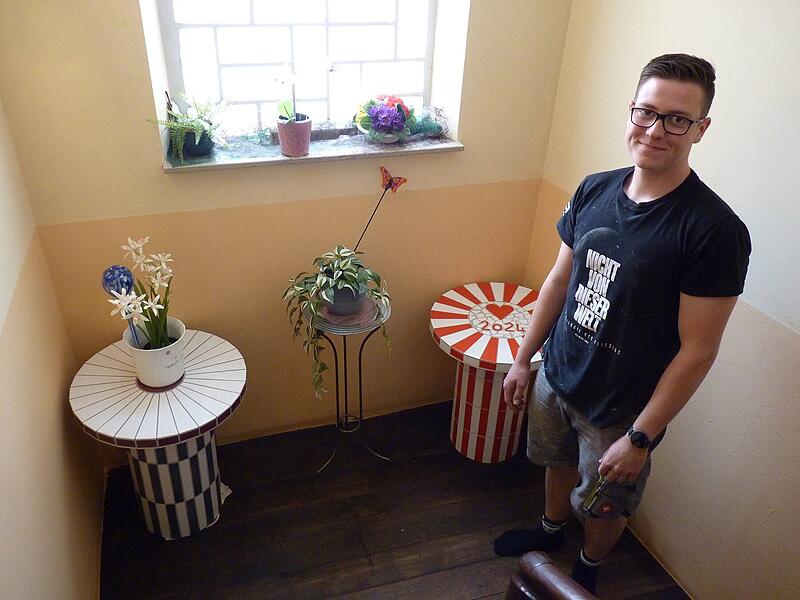 Das linke Tischchen hat Papa Markus Lenk in seiner Ausbildung geschaffen, das rechte Marcel Lenk aus Lonnerstadt im zweiten Lehrjahr. Das linke Tischchen hat Papa Markus Lenk in seiner Ausbildung geschaffen, das rechte Marcel Lenk aus Lonnerstadt im zweiten Lehrjahr.