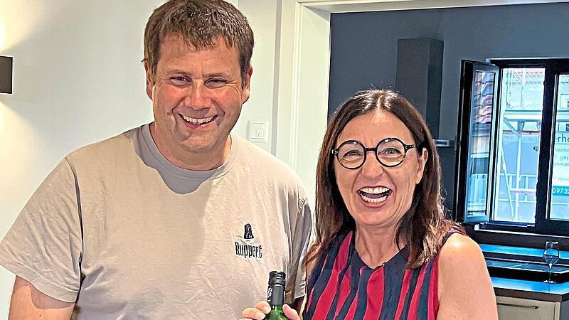 Die Pr&auml;sidentin des Fr&auml;nkischen Weinbauverbandes Barbara Becker erhielt einen Bocksbeutel aus Hammelburg von Stefan Ruppert.Theresa Schmid