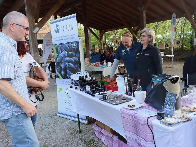 Doris Egerer-Decker und Robert Decker pr&auml;sentieren Produkte ihres Biohofes.