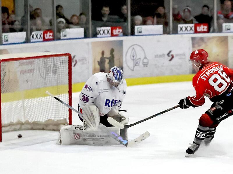 In diesem Moment kochte das Ha&szlig;furter Eisstadion erstmals: Filip Strombach (Mitte) l&auml;sst sich von Dorfens Fabio Lauffer (rechts) nicht aufhalten und &uuml;berwindet Torwart Andreas Marek. Es steht 1:0 f&uuml;r die Hawks.