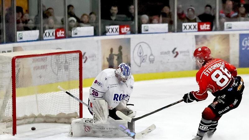 In diesem Moment kochte das Ha&szlig;furter Eisstadion erstmals: Filip Strombach (Mitte) l&auml;sst sich von Dorfens Fabio Lauffer (rechts) nicht aufhalten und &uuml;berwindet Torwart Andreas Marek. Es steht 1:0 f&uuml;r die Hawks.