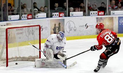 In diesem Moment kochte das Ha&szlig;furter Eisstadion erstmals: Filip Strombach (Mitte) l&auml;sst sich von Dorfens Fabio Lauffer (rechts) nicht aufhalten und &uuml;berwindet Torwart Andreas Marek. Es steht 1:0 f&uuml;r die Hawks.