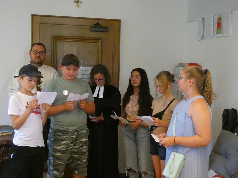 Pfarrerin Sarah Schimmel und Pastoralreferent Markus Lüttke segneten in einer Andacht den Jugendraum. Die Kinder und Jugendlichen trugen dabei ihre Fürbitten vor.