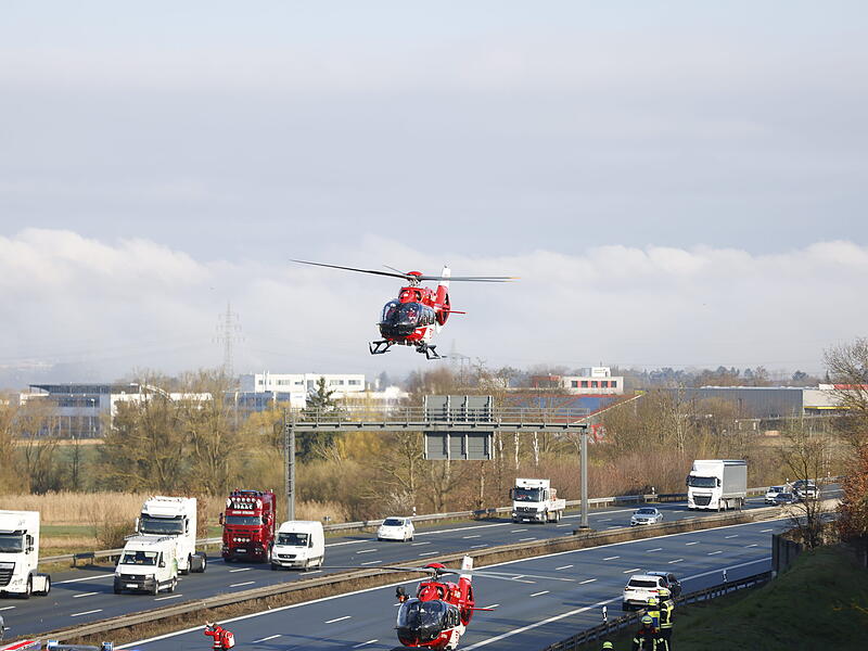 Schwerer Verkehrsunfall auf der A3 zwischen Erlangen-Tennenlohe und dem Kreuz Erlangen in Fahrtrichtung W&uuml;rzburg