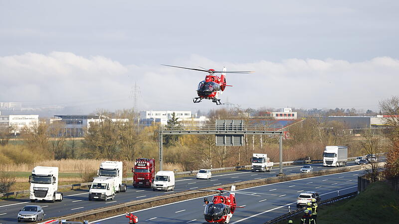 VW-Bus &uuml;berschl&auml;gt sich auf Autobahn &ndash; acht Verletzte, darunter sechs Kinder