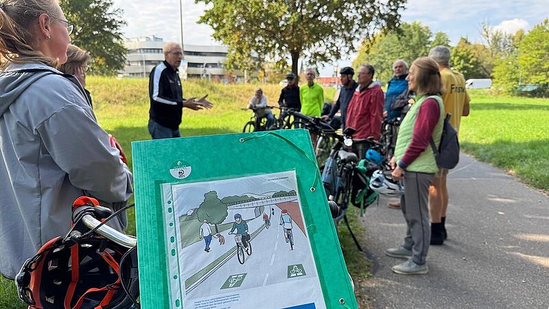 15 Interessierte hatten sich der Tour angeschlossen. Immer wieder wurden Stopps zwischen Herzogenaurach und Erlangen eingelegt und diskutiert.