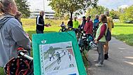 15 Interessierte hatten sich der Tour angeschlossen. Immer wieder wurden Stopps zwischen Herzogenaurach und Erlangen eingelegt und diskutiert.