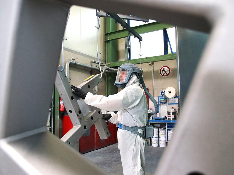 Ein Arbeiter in der Beschichtungsabteilung bei Stahlbau-Metalltechnik Johann Heim Hallstadt-Laubanger Ein Arbeiter in der Beschichtungsabteilung bei Stahlbau-Metalltechnik Johann Heim Hallstadt-Laubanger.