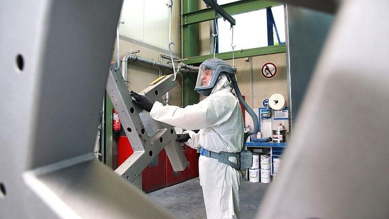 Ein Arbeiter in der Beschichtungsabteilung bei Stahlbau-Metalltechnik Johann Heim Hallstadt-Laubanger. Ein Arbeiter in der Beschichtungsabteilung bei Stahlbau-Metalltechnik Johann Heim Hallstadt-Laubanger.