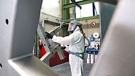 Ein Arbeiter in der Beschichtungsabteilung bei Stahlbau-Metalltechnik Johann Heim Hallstadt-Laubanger. Ein Arbeiter in der Beschichtungsabteilung bei Stahlbau-Metalltechnik Johann Heim Hallstadt-Laubanger.