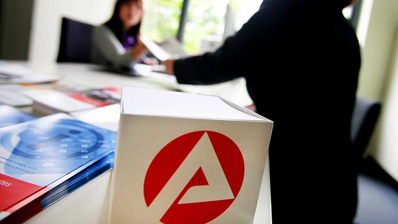 Im Januar melden sich viele Menschen arbeitslos.