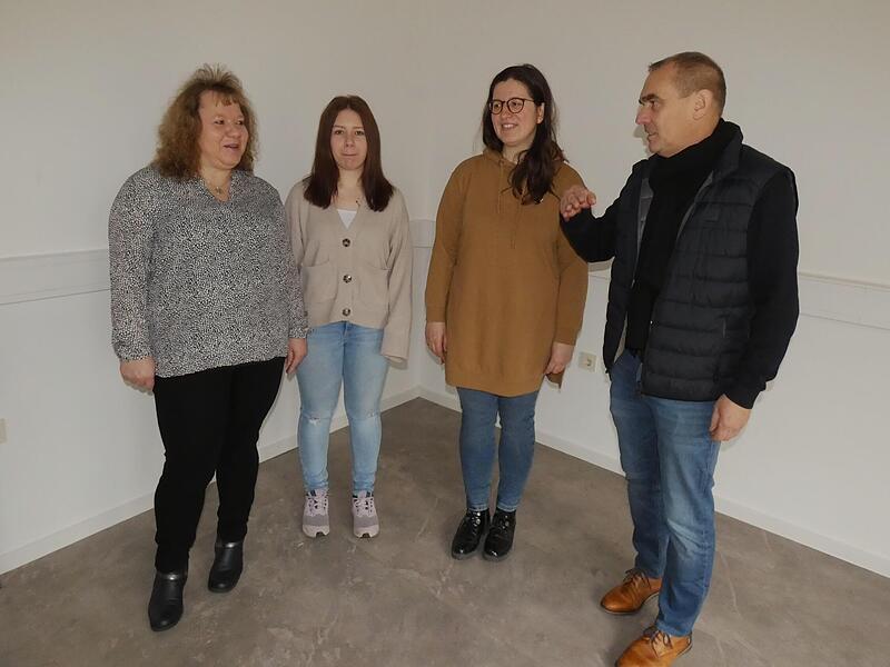 Mit der Bereitstellung einer Arztpraxis geht auch die Gemeinde Neuenmarkt neue Wege. Von links die beiden Arzthelferinnen Silke Kummer und Alicia Wunder, Dr. Eva Frank und Bürgermeister Alexander Wunderlich.