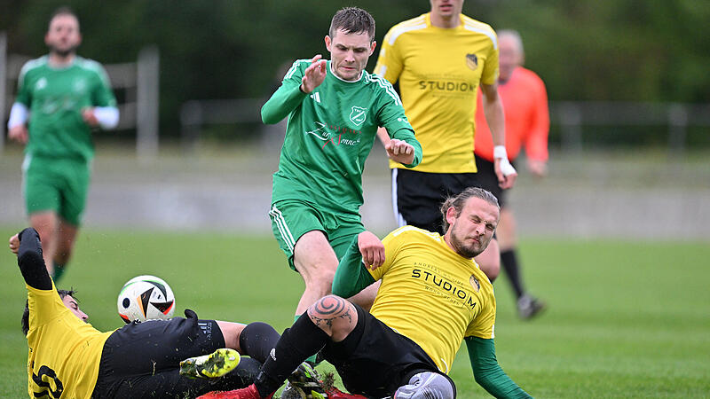 SC Adelsdorf - TSV Lonnerstadt Niklas Dotterweich (Mitte) und der TSV Lonnerstadt schienen in der Kreisliga 1 ER/PEG erneut unten drinzustecken. Doch eine Megaserie spülte den TSV ins Aufstiegsrennen.