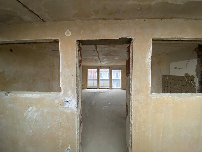 Blick in das alte Wohnbau-Geb&auml;ude