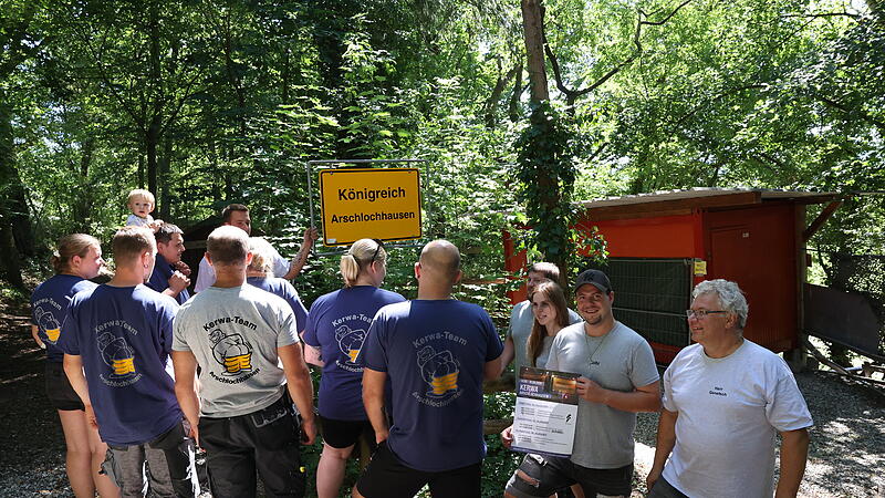 Einmal im Jahr wird aus dem kleinen W&auml;ldchen zwischen Heinersreuth und Dreschenau das K&ouml;nigreich Arschlochhausen. Ein &Ouml;rtchen, das kein bisschen still ist, daf&uuml;r aber ein ganz sch&ouml;n pikantes Logo hat, wie man auf den T-Shirts sieht.