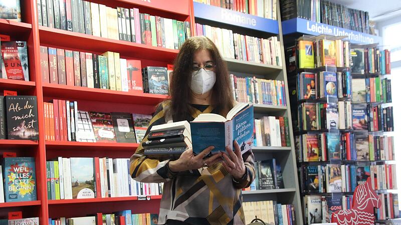 Immer wieder einen Blick wert: Marion Schmidt blättert in  einer ihrer Literaturempfehlungen - Rachel Elliotts ,Bären Füttern verboten‘. Die Forchheimer Buchhändlerin hat aber noch weitere Buchtipps mitgebracht.Forchheim & Fränkische Schweiz