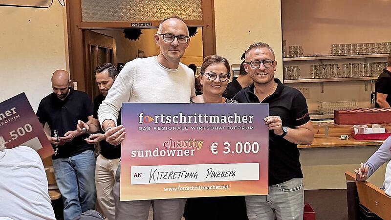 Die Siegerehrung für den ersten Platz: Sonja Kreller und Marc Brütting von der Kitzrettung freuen sich gemeinsam mit dem Vorsitzenden der Fortschrittmacher, Daniel Eichinger, über den Sieg und die 3000-Euro-Spende.