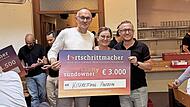 Die Siegerehrung für den ersten Platz: Sonja Kreller und Marc Brütting von der Kitzrettung freuen sich gemeinsam mit dem Vorsitzenden der Fortschrittmacher, Daniel Eichinger, über den Sieg und die 3000-Euro-Spende.