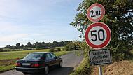 Die Gemeindeverbindungsstra&szlig;e von der St 2790 in Richtung Schw&auml;rzelbach wird viel befahren. An Tempo 50 und die 2,8-Tonnen-Beschr&auml;nkung halten sich hier allerdings nur die wenigsten.