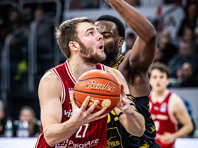 Moritz Krimmer (mit Ball) war im Heimspiel gegen Ludwigsburg eine der wenigen positiven Bamberger Erscheinungen.