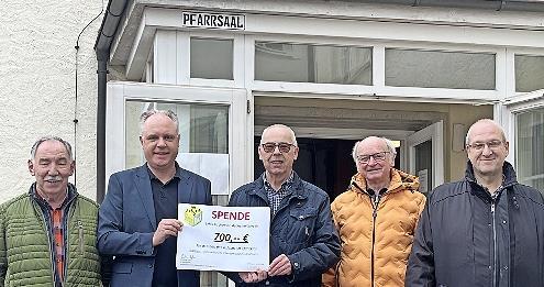 Von links: Roland Braun (Pfarrsaalausschuss), Christian H&ouml;fler (1. Vorsitzender des B&uuml;rgerblocks und Kirchenverwaltungsmitglied), Kirchenpfleger Udo Hein, Manfred Sch&auml;fer (Pfarrsaalausschuss) und Diakon Uwe Schaub, st&auml;ndiger Vertreter des Kirchen...