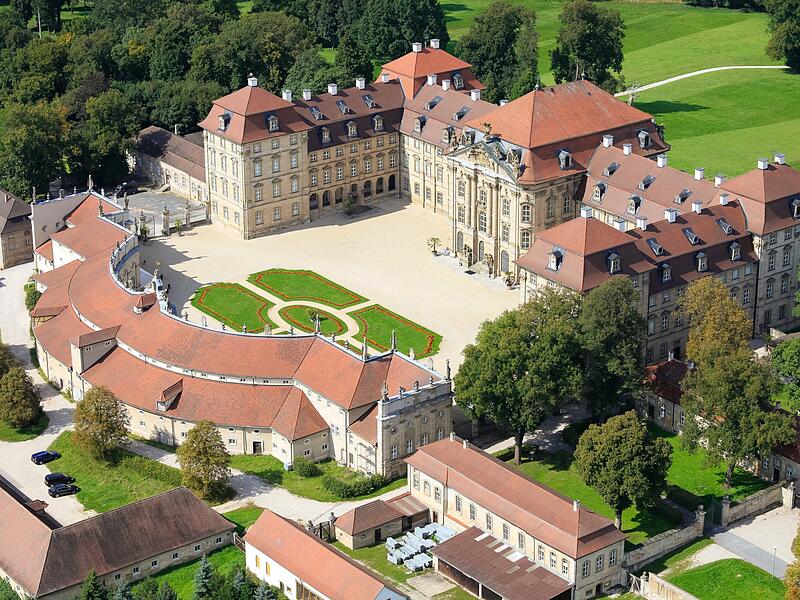 Der Marstall gegenüber des Hauptbaus ist Teil des barocken Ensembles, das sich durch seine Symmetrie auszeichnet.
