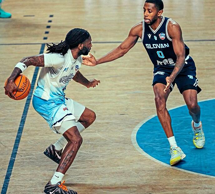 Das Ballhandling mit schnellen Richtungswechseln geh&ouml;rt zu den St&auml;rken von Jordan Jones (li.).Blue Wings