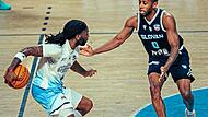 Das Ballhandling mit schnellen Richtungswechseln gehört zu den Stärken von Jordan Jones (li.).Blue Wings Das Ballhandling mit schnellen Richtungswechseln gehört zu den Stärken von Jordan Jones (li.).Blue Wings