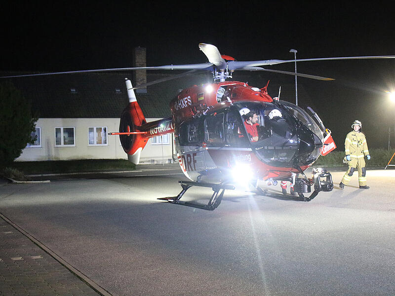 In der Nacht ist in Sonnefeld ein Brand ausgebrochen.  Viele Rettungskr&auml;fte r&uuml;ckten aus, auch ein Heli.