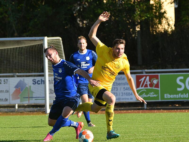 Der Ebensfelder Simon Schug (rechts) und der damalige Oberhaider Kim H&uuml;mmer kommen hier beide aus dem Tritt beim Kampf um den Ball.