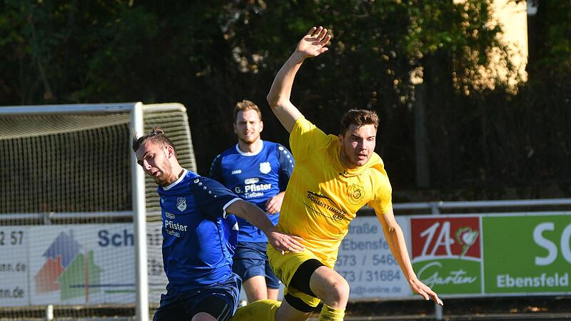 Der Ebensfelder Simon Schug (rechts) und der damalige Oberhaider Kim H&uuml;mmer kommen hier beide aus dem Tritt beim Kampf um den Ball.
