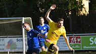 Der Ebensfelder Simon Schug (rechts) und der damalige Oberhaider Kim H&uuml;mmer kommen hier beide aus dem Tritt beim Kampf um den Ball.