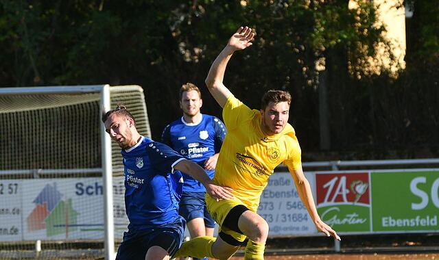 Der Ebensfelder Simon Schug (rechts) und der damalige Oberhaider Kim Hümmer kommen hier beide aus dem Tritt beim Kampf um den Ball. Der Ebensfelder Simon Schug (rechts) und der damalige Oberhaider Kim Hümmer kommen hier beide aus dem Tritt beim Kampf um den Ball.