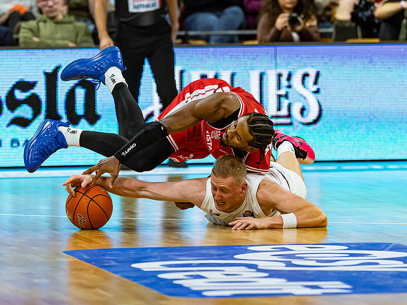 Jordan Wright (rotes Trikot) im Bodenkampf mit Collin Welp. Obenauf waren sportlich am Samstagabend die Wei&szlig;enfelser.