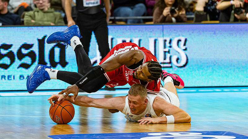 BMA365 Bamberg Baskets - Syntainics MBC Jordan Wright (rotes Trikot) im Bodenkampf mit Collin Welp. Obenauf waren sportlich am Samstagabend die Weißenfelser.