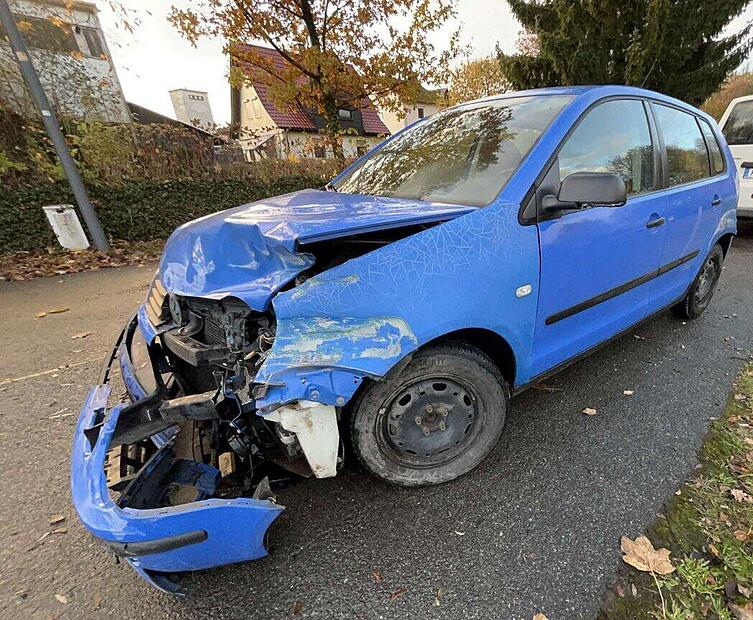 B85: Unfall-Fahrer lässt sein Auto einfach zurück – und verschwindet B85: Unfall-Fahrer lässt sein Auto einfach zurück – und verschwindet