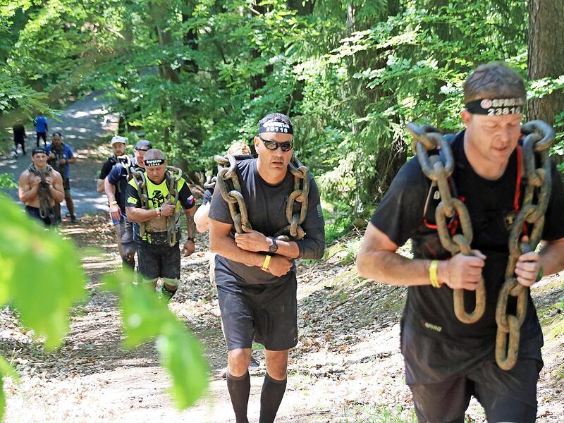 Das Spartan Race ist kein Zuckerschlecken. 4500 Teilnehmer qu&auml;lten sich in Kulmbach, unter anderem mit Ketten-Schleppen.