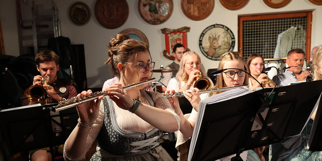 Zwiebelaskerwa zieht mit Bier und Musik die Massen an