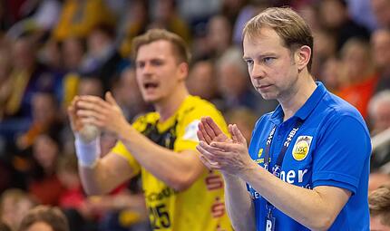 Geschäftsführer Jan Gorr (rechts) übernimmt erneut das Traineramt und wird künftig unter anderem wieder Kapitän Jakob Knauer (im Hintergrund) betreuen. Geschäftsführer Jan Gorr (rechts) übernimmt erneut das Traineramt und wird künftig unter anderem wieder Kapitän Jakob Knauer (im Hintergrund) betreuen.