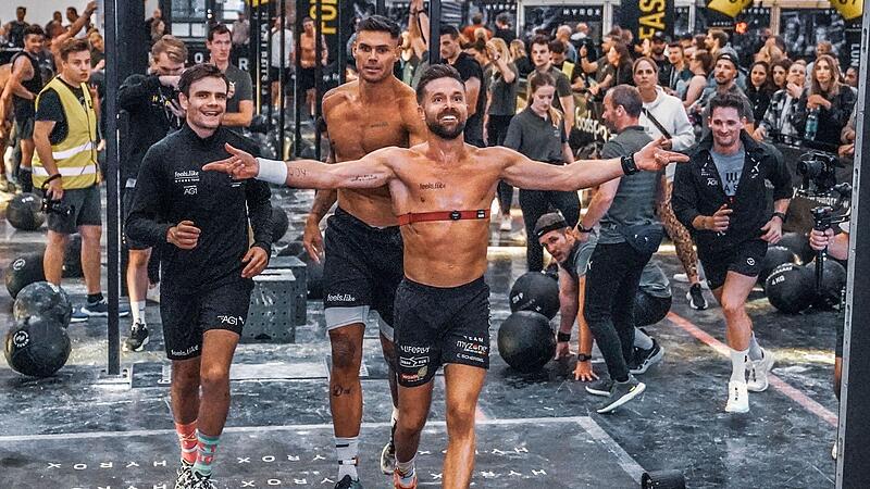 Willkommen im Hyrox-Olymp: Clemens Scherbel (vorne) l&auml;uft mit seinen Mitstreitern dem Weltrekord entgegen.