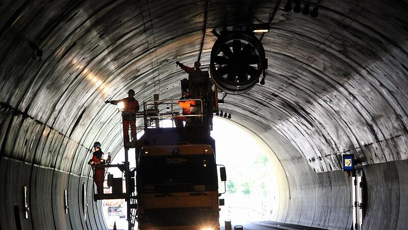 Im Tunnel Schwarzer Berg warten Arbeiten.