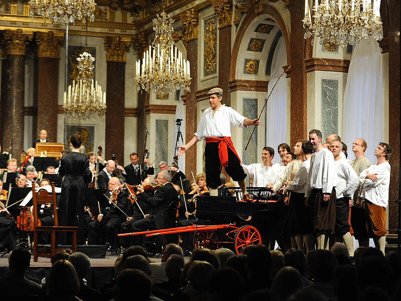 Der Dirigentin Ljubka zu Guttenberg ist eine hochkar&auml;tige Auff&uuml;hrung der &bdquo;Cavalleria rusticana&ldquo; zu verdanken, die am 26. September in der Dr.-Stammberger-Halle gezeigt wird. Das Bild zeigt eine &bdquo;Cavalleria&ldquo;-Auff&uuml;hrung unter ihrer Leitung vor einige Jahren bei den Herrenchiemsee-Festspielen.