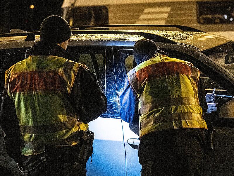 Mutter fl&uuml;chtet mit ihren drei Kindern - dann stoppt die Polizei sie