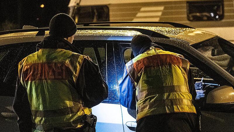 Mutter flüchtet mit ihren drei Kindern - dann stoppt die Polizei sie Mutter flüchtet mit ihren drei Kindern - dann stoppt die Polizei sie