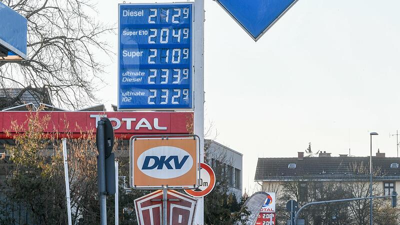 Spritpreise an einer Tankstelle am Dienstag: So teuer waren Benzin und Diesel noch nie.