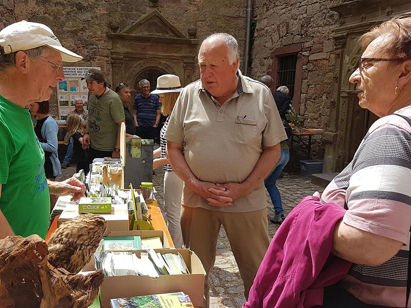 Infostand: Fritz M&auml;hrlein informierte die zahlreichen G&auml;ste.