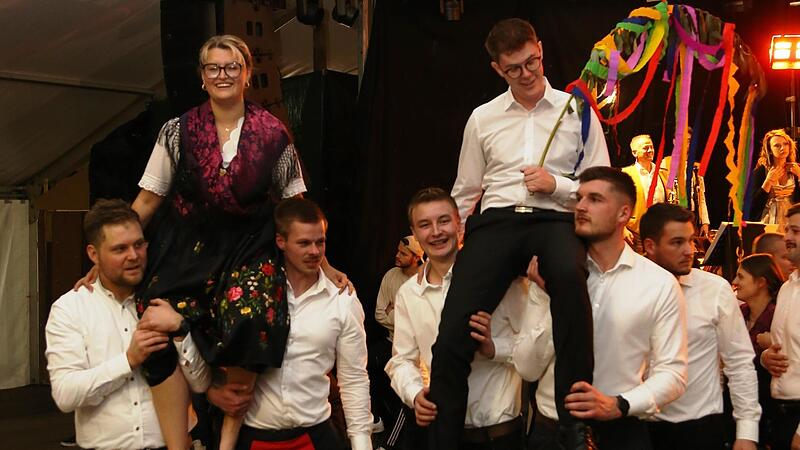 Das Siegerpaar wird gefeiert.Forchheim & Fr&auml;nkische Schweiz