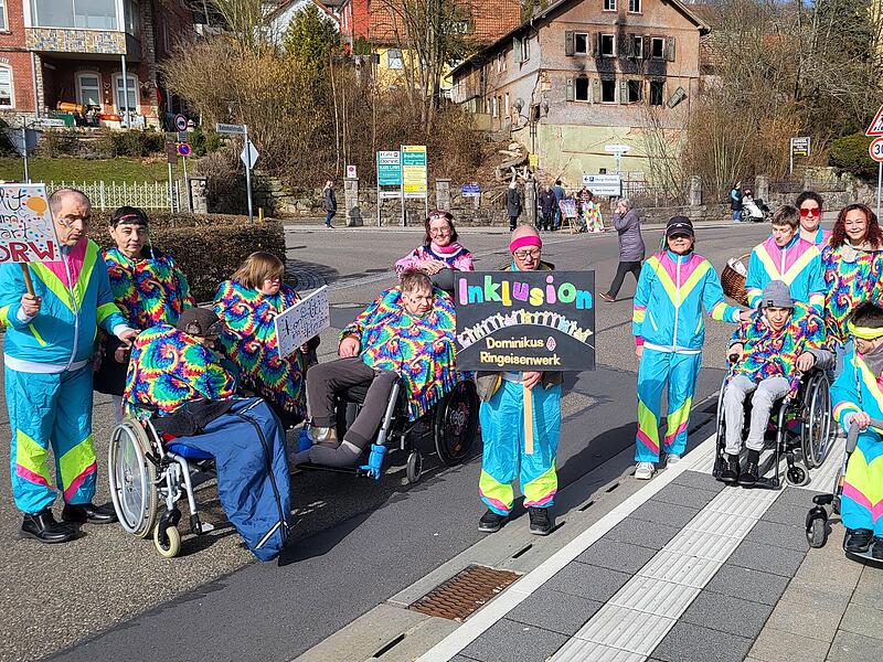 Inklusion beim Faschingszug: Bewohnerinnen und Bewohner des Dominikus-Ringeisenwerks feierten fröhlich mit.
